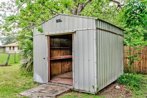1504 Avenue K Nederland TX 77627