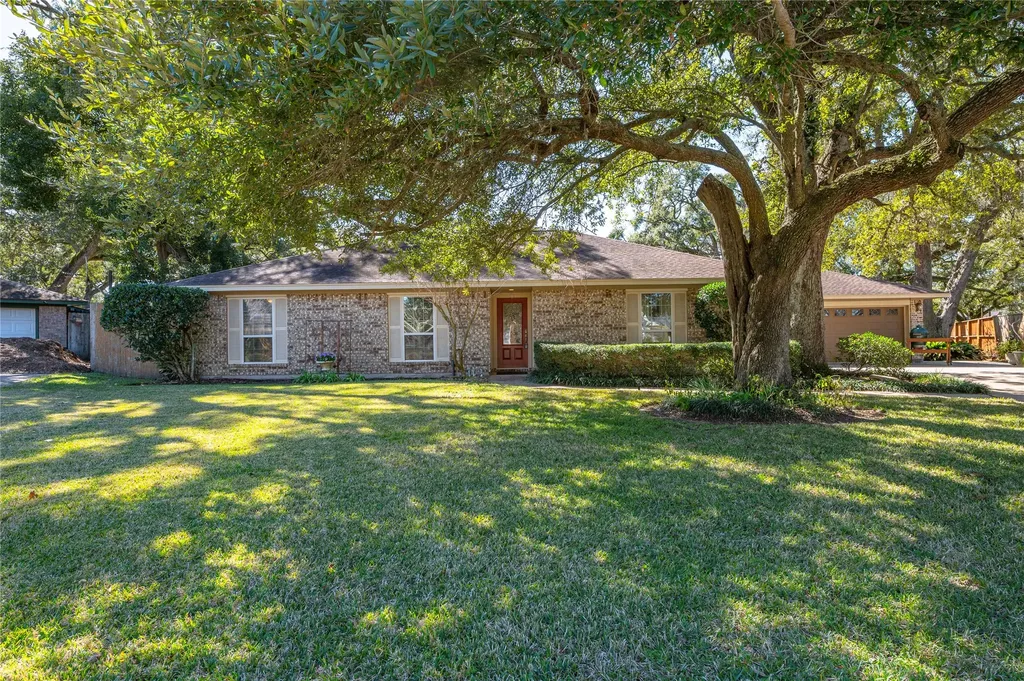 412 Narcissus Street Lake Jackson TX 77566