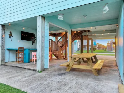836 Eastview Crystal Beach TX 77650