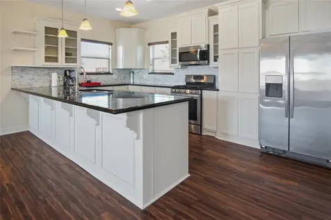 919 Mary Ann Crystal Beach TX 77650
