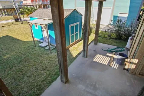 919 Mary Ann Crystal Beach TX 77650