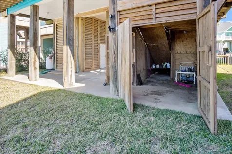 919 Mary Ann Crystal Beach TX 77650
