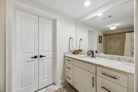 5431 Kiam Street B Houston TX 77007