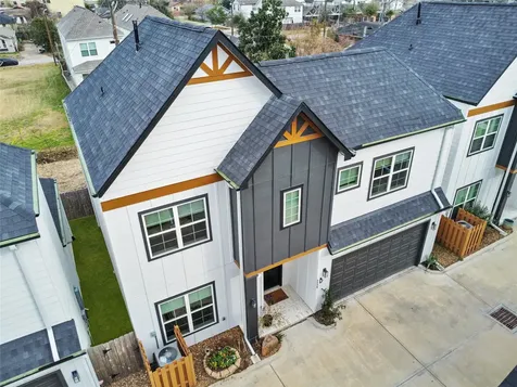 303 Blueberry Street B Houston TX 77018