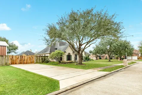 900 N Belle Street Angleton TX 77515