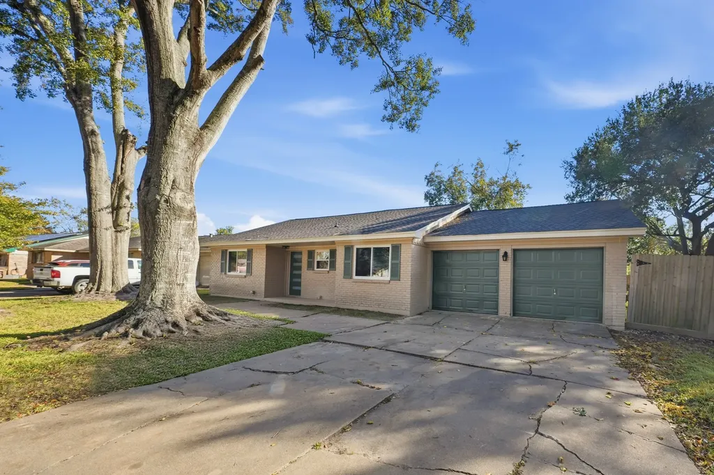 5002 Cedar Creek Drive Dickinson TX 77539