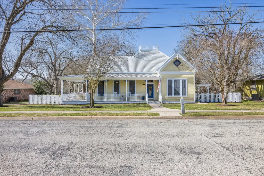 542 S Main Street La Grange TX 78945