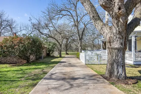 542 S Main Street La Grange TX 78945