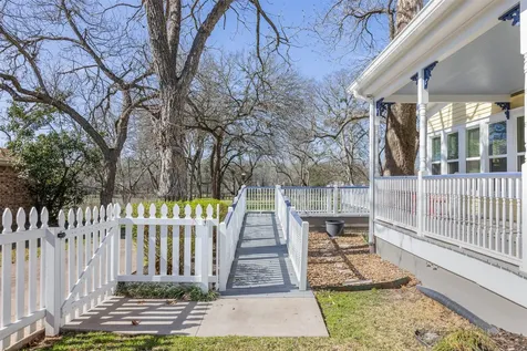 542 S Main Street La Grange TX 78945
