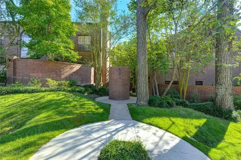 19 Crestwood Drive 8 Houston TX 77007