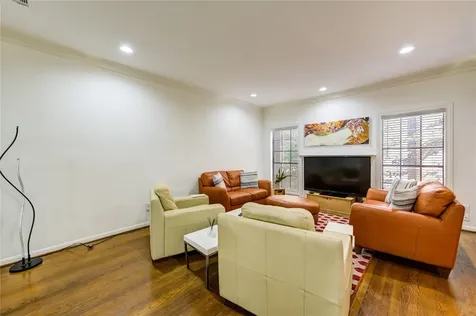 19 Crestwood Drive 8 Houston TX 77007