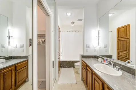 19 Crestwood Drive 8 Houston TX 77007