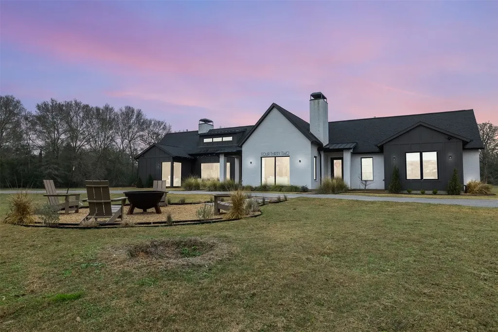 432 S Garrett Circle Bellville TX 77418