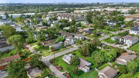 204 Blueberry Street Houston TX 77018
