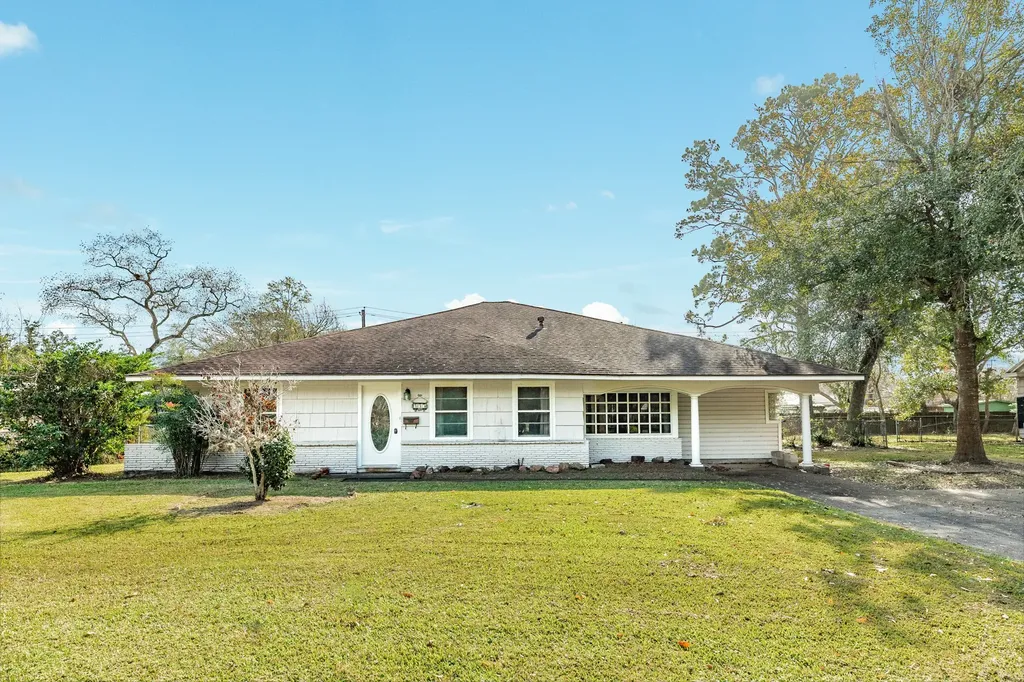 935 Magnolia Street Lake Jackson TX 77566