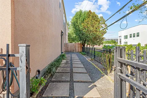 112 White Drive Bellaire TX 77401