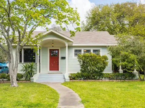 4528 Ave R 1/2 Galveston TX 77551