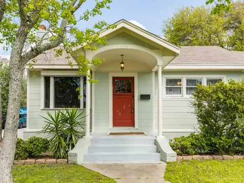 4528 Ave R 1/2 Galveston TX 77551