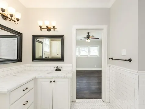 4528 Ave R 1/2 Galveston TX 77551