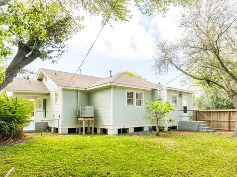 4528 Ave R 1/2 Galveston TX 77551