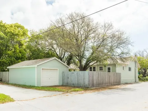 4528 Ave R 1/2 Galveston TX 77551