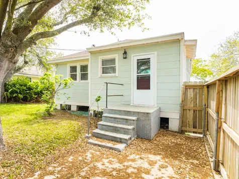 4528 Ave R 1/2 Galveston TX 77551