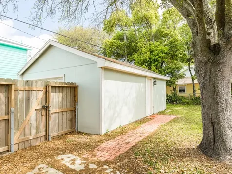4528 Ave R 1/2 Galveston TX 77551