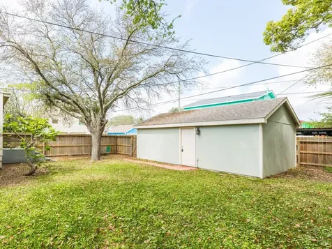 4528 Ave R 1/2 Galveston TX 77551