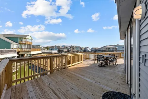 518 Paradise Drive Tiki Island TX 77554