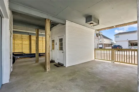 518 Paradise Drive Tiki Island TX 77554