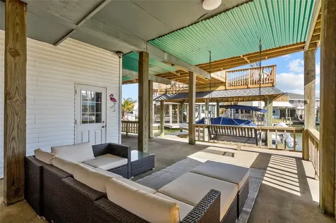 518 Paradise Drive Tiki Island TX 77554