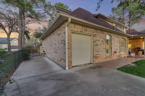147 Sunnyvale W Montgomery TX 77356