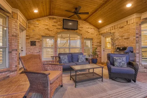 147 Sunnyvale W Montgomery TX 77356