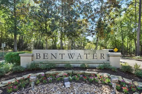 147 Sunnyvale W Montgomery TX 77356