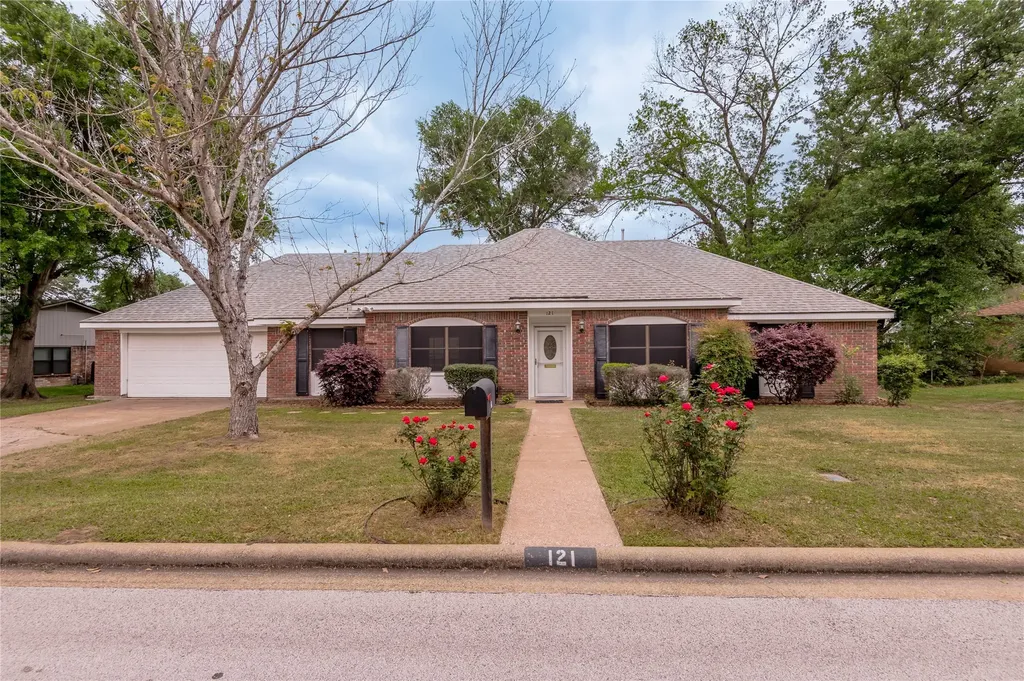 121 Elmwood Street Huntsville TX 77320