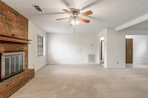 121 Elmwood Street Huntsville TX 77320