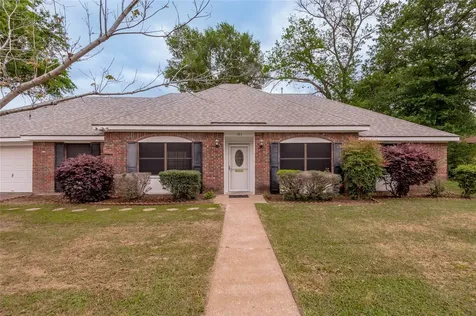 121 Elmwood Street Huntsville TX 77320