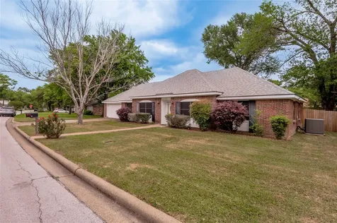 121 Elmwood Street Huntsville TX 77320