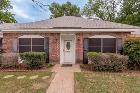 121 Elmwood Street Huntsville TX 77320