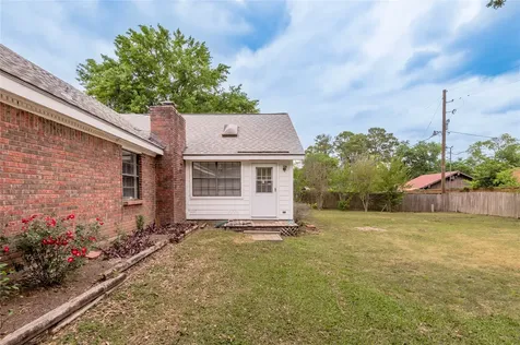 121 Elmwood Street Huntsville TX 77320
