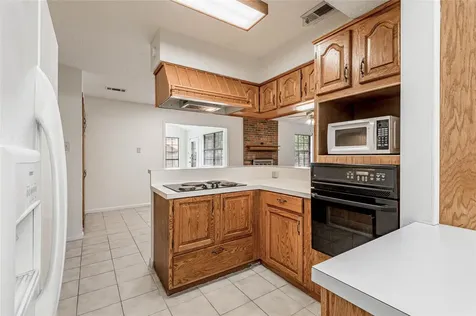 121 Elmwood Street Huntsville TX 77320