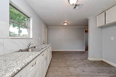 5431 Willow Glen Drive Houston TX 77033
