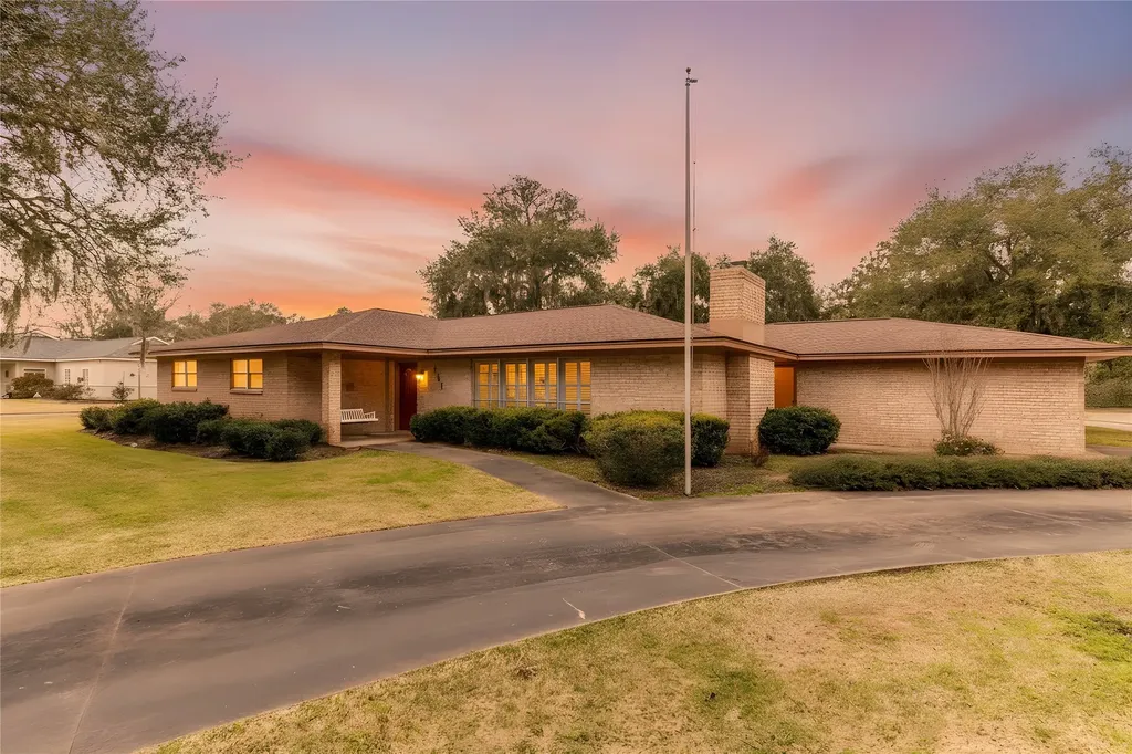 102 Paradise Valley Drive West Columbia TX 77486