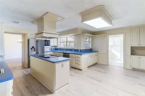 102 Paradise Valley Drive West Columbia TX 77486