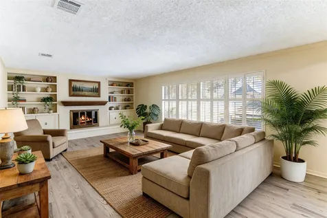 102 Paradise Valley Drive West Columbia TX 77486