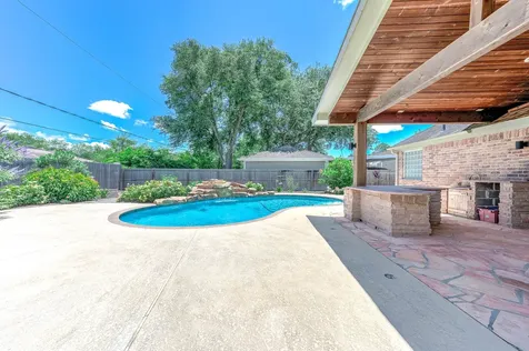 69 Briar Oak Court Alvin TX 77511