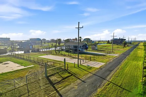 1066 Pennington Street Gilchrist TX 77617