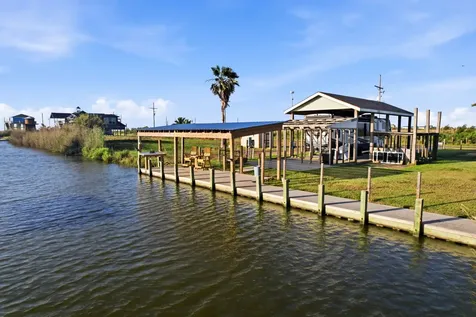 1066 Pennington Street Gilchrist TX 77617