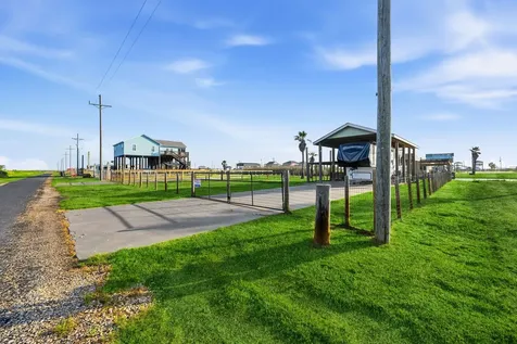 1066 Pennington Street Gilchrist TX 77617