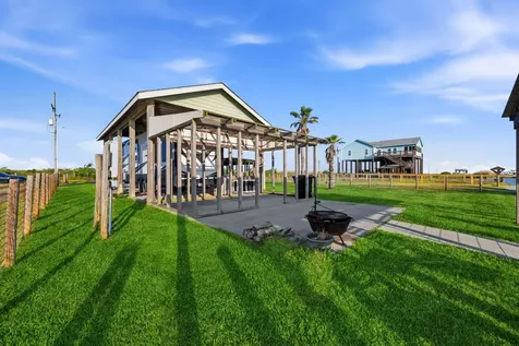 1066 Pennington Street Gilchrist TX 77617
